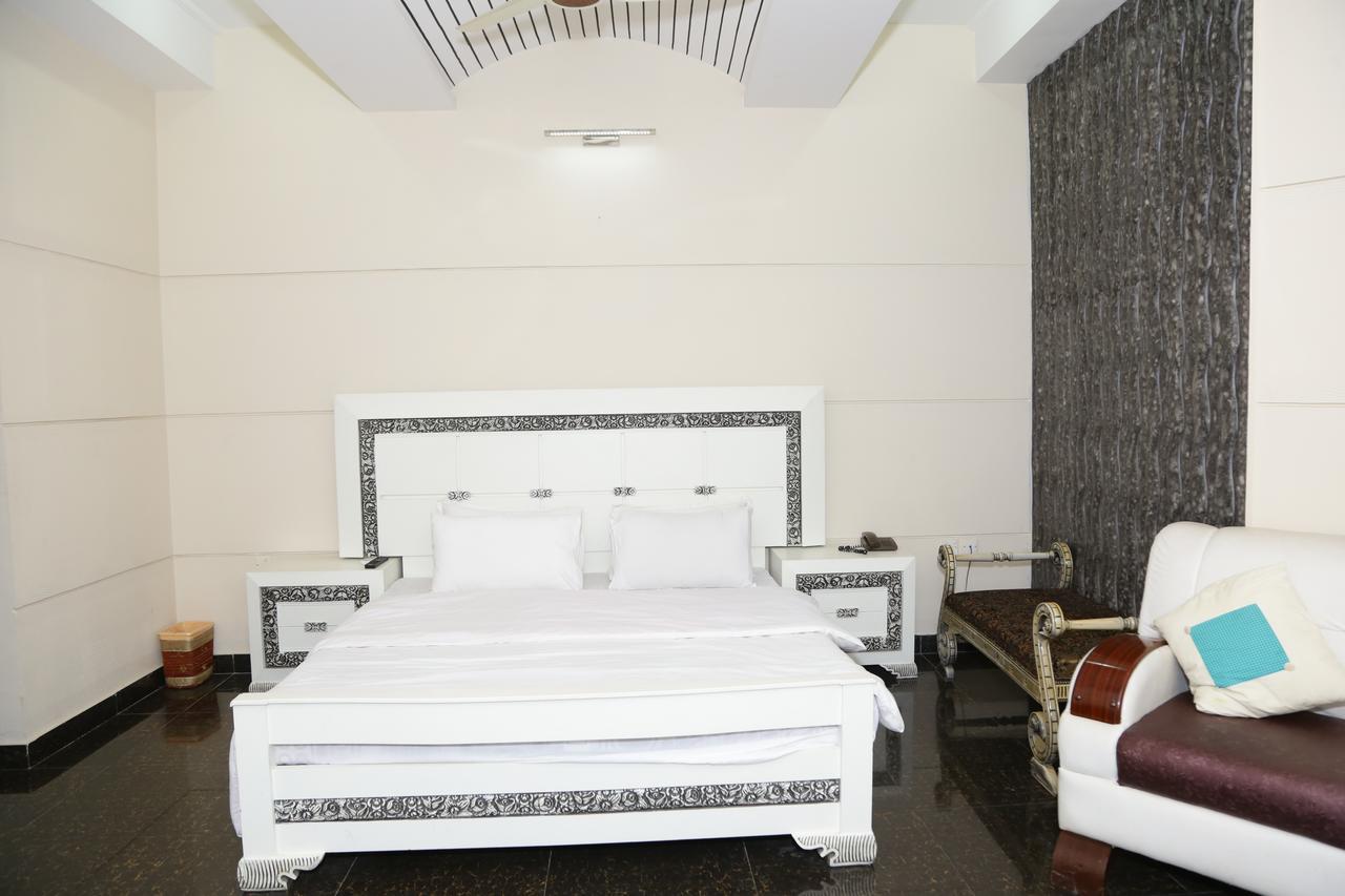 Midway Hotel & Restaurant Sadiqabad Exterior photo